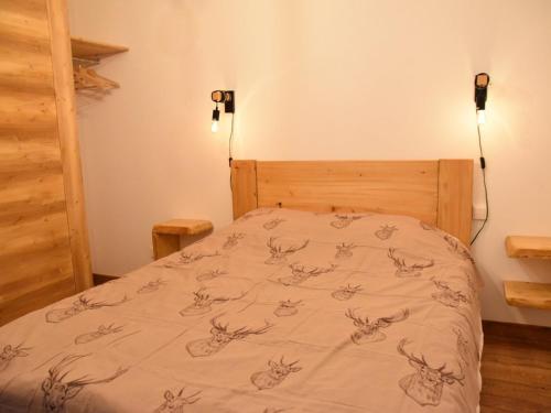ein Schlafzimmer mit einem Bett und zwei Lampen an der Wand in der Unterkunft Appartement Montgenèvre, 2 pièces, 6 personnes - FR-1-266-190 in Montgenèvre