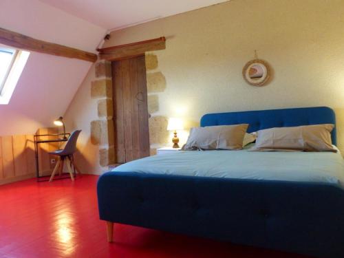 ein Schlafzimmer mit einem blauen Bett in einem Zimmer in der Unterkunft Gîte Lurcy-Lévis, 5 pièces, 10 personnes - FR-1-489-392 in Lurcy-Lévis