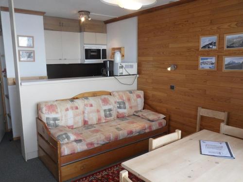 un salon avec un canapé et une table dans l'établissement Appartement fonctionnel 2 pièces, balcon, animaux admis, Belle Plagne - FR-1-181-2327, à La Plagne Tarentaise