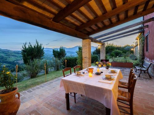 Restauracja lub miejsce do jedzenia w obiekcie Pretty holiday home with terrace in the Sibillini Mountains