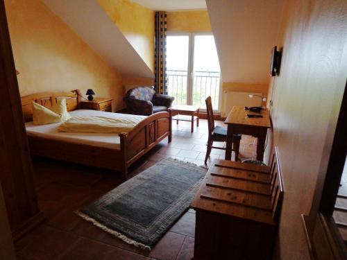 Waldböckelheim的住宿－里奧魯酒店，一间卧室配有一张床、一把椅子和一张桌子