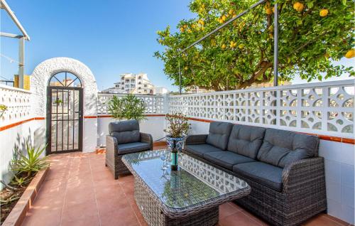 patio z kanapą, 2 krzesłami i stołem w obiekcie Stunning Home In Torrevieja With Wifi w mieście Torrevieja
