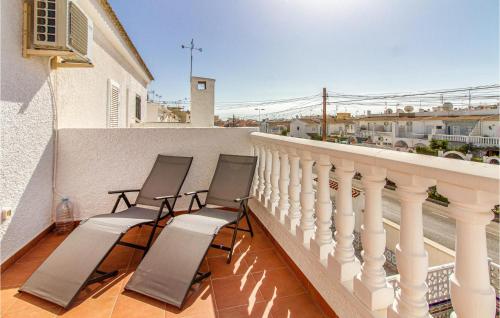 trzy krzesła ustawione na balkonie z białą balustradą w obiekcie Stunning Home In Torrevieja With Wifi w mieście Torrevieja