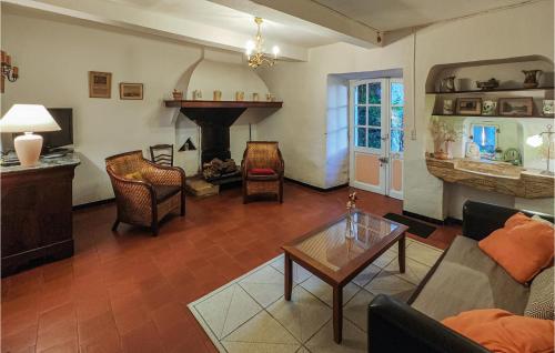 un salon avec un canapé et une cheminée dans l'établissement Amazing Home In Berlou, à Berlou