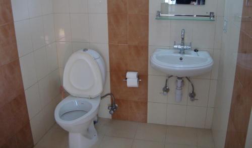 Ένα μπάνιο στο New Summit Guest House