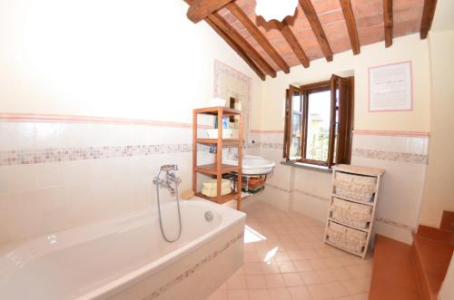 y baño con bañera y lavamanos. en Al Vecchio Pozzo, en Buti