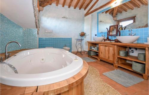 uma grande casa de banho com banheira e 2 lavatórios em 3 Bedroom Awesome Home In Civitella Dagliano em Civitella dʼAgliano