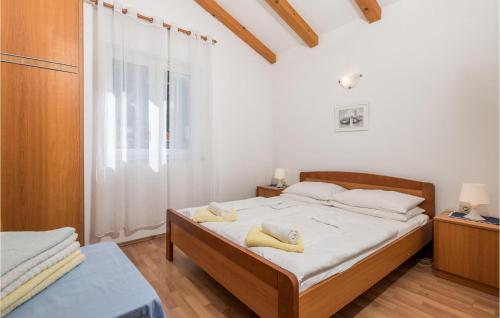 - une chambre avec un lit et 2 serviettes dans l'établissement Nice Home In Medveja With House Sea View, à Medveja