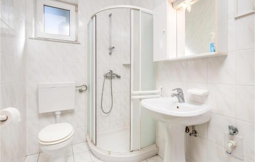 La salle de bains est pourvue d'une douche, de toilettes et d'un lavabo. dans l'établissement Nice Home In Medveja With House Sea View, à Medveja