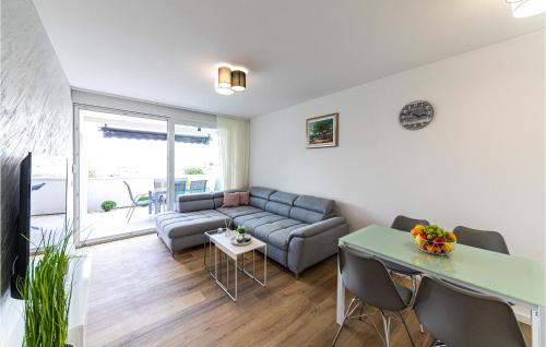 Posedenie v ubytovaní Beautiful Apartment In Okrug Gornji