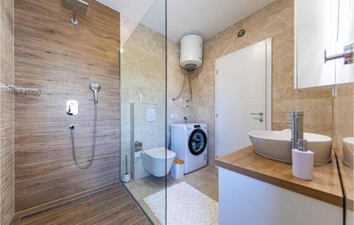 1 Bedroom Amazing Apartment In Okrug Gornji