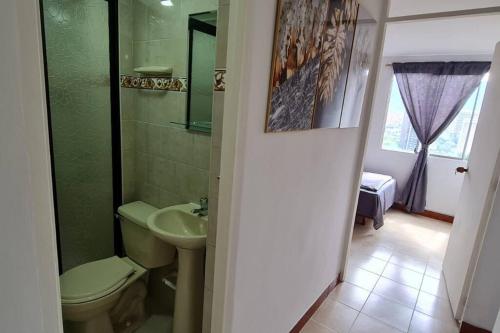bagno con servizi igienici e lavandino di Hermoso Apartamento en excelente ubicación. a Medellín
