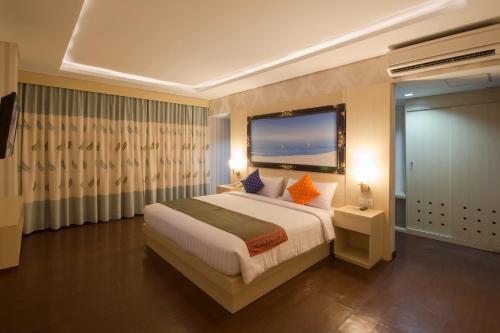 Giường trong phòng chung tại Grand Puri Saron Hotel Yogyakarta