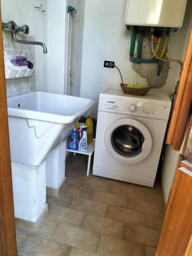 a bathroom with a washing machine and a sink at Appartamenti MiNuMa Tropea in Tropea