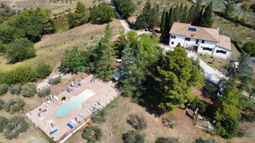 an aerial view of a house with a swimming pool at Casale Fusco in Spoleto