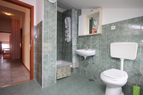 uma casa de banho com um WC e um lavatório em Apartments by the sea Kali, Ugljan - 8234 em Kali