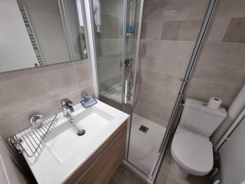 une salle de bain avec un lavabo, une douche et des toilettes dans l'établissement Charmant T2 avec Terrasse et Jardin Clos à 200m de la Plage - Parking Privé Inclus - FR-1-71-94, à Royan