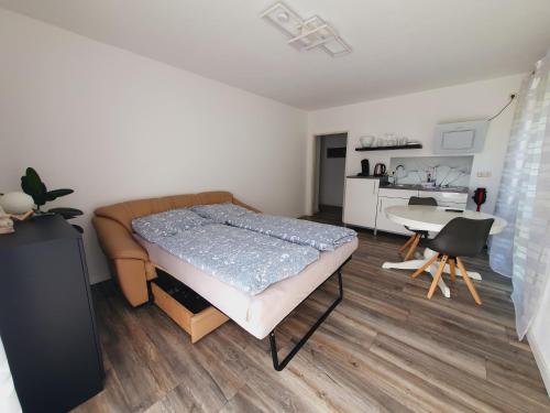 een kleine slaapkamer met een bed en een keuken bij City Apartment, 27 qm, 2 Personen, high Sp WLAN in Paderborn