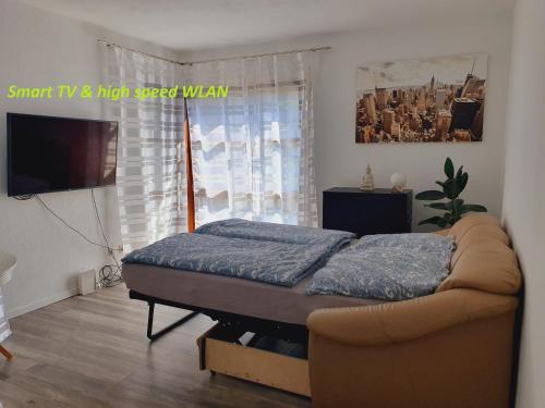 ein Schlafzimmer mit einem Bett und einem großen Fenster in der Unterkunft City Apartment, 27 qm, 2 Personen, high Sp WLAN in Paderborn