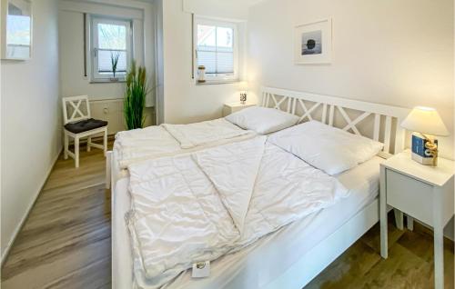 GollwitzにあるSeesternの白いベッド1台、デスク、窓2つが備わるベッドルーム1室を利用します。