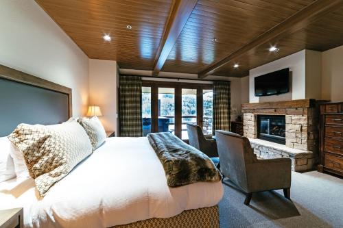 una camera con un grande letto e un camino di Luxury Four Bedroom Corner Suite with Hot Tub apartment hotel a Park City