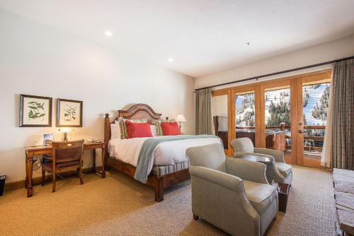 una camera con letto, scrivania e sedie di Luxury Four Bedroom Corner Suite with Hot Tub apartment hotel a Park City