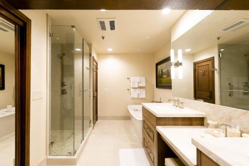 y baño con 2 lavabos y ducha. en Luxury Two Bedroom Corner Suite with Mountain Views apartment hotel en Park City