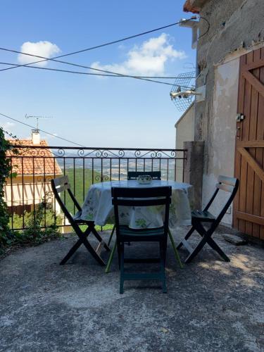 Μπαλκόνι ή βεράντα στο Petit appartement à proximité de St Florent
