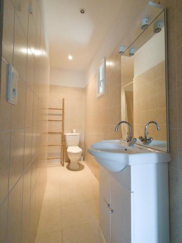 Petit appartement à proximité de St Florent tesisinde bir banyo
