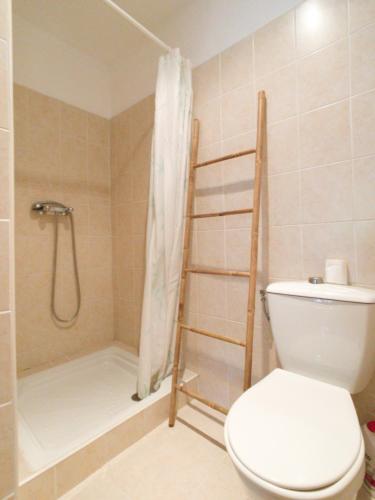 Petit appartement à proximité de St Florent tesisinde bir banyo