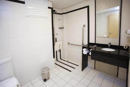 Bathroom sa Estoril Hotel
