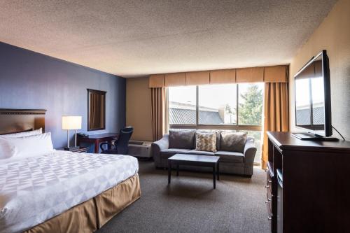 une chambre d'hôtel avec un lit et un canapé dans l'établissement Holiday Inn South Plainfield-Piscataway, an IHG Hotel, à South Plainfield