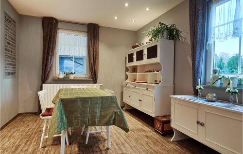 een eetkamer met een tafel, een dressoir en een raam bij 2 Bedroom Cozy Apartment In Suhl in Suhl