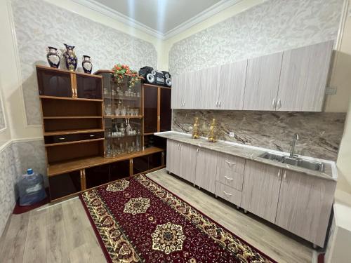 eine Küche mit einer Spüle und einer Arbeitsplatte in der Unterkunft Bruce hostel in Duschanbe