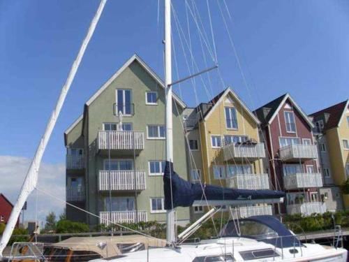 a boat is docked in front of a building at Ferienwohnung Marina am Ryck in Greifswald