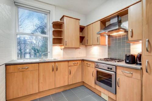 Кухня или мини-кухня в Amazing holidays home with a terrace
