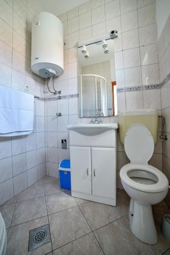Apartments with parking space Mavarstica, Ciovo - 8685