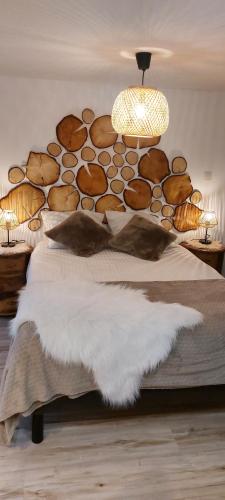 ヴレス・シュル・スモワにあるAu bois notre Dameのベッドルーム1室(大型ベッド1台、白い掛け布団付)