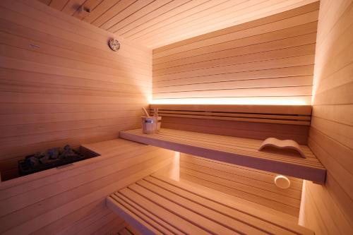 sauna z ławką w drewnianej sali w obiekcie Ludwig Boutique Hotel & Spa w mieście Bolsena