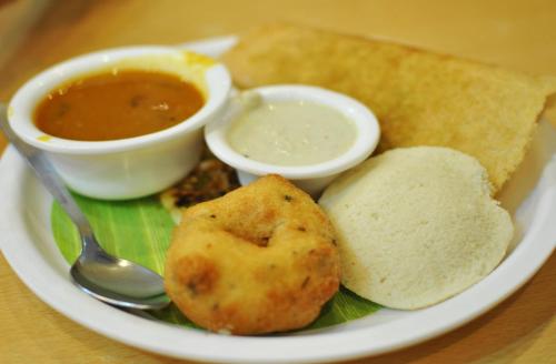 un plato de comida con salsa, pan y salsa para untar en Hotel Chandra, en Jamshedpur