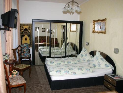 Hotel-Pension Waldeck في تودموس: غرفة نوم بسريرين ومرآة