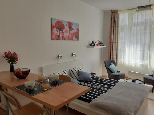 een woonkamer met een tafel en een eetkamer bij Central Belvedere Apartman in Boedapest