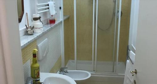 baño con ducha, 2 lavabos y ducha de cristal en Casa Tognetti en Migliarino