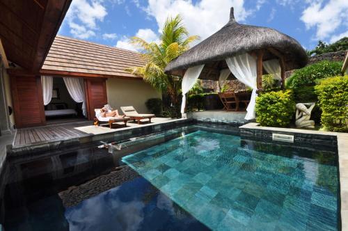 La alberca dentro o cerca de Oasis Villas by Fine & Country