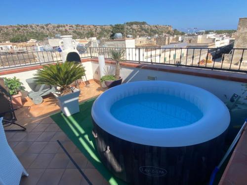 Výhľad na bazén v ubytovaní Apartment with terraces and private Jacuzzi - San Vito 400m from beach alebo v jeho blízkosti