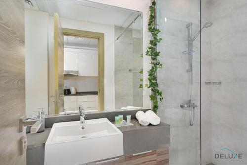 Koupelna v ubytování Relaxing Studio at Bloom Heights B JVC by Deluxe Holiday Homes