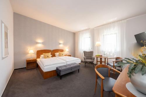 a hotel room with a bed and a table at Hotel Moritz an der Elbe in Zeithain