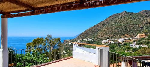 balcone con vista sull'oceano di Villa Chiara a Filicudi