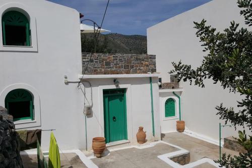 Το κτήριο όπου στεγάζεται  το διαμέρισμα