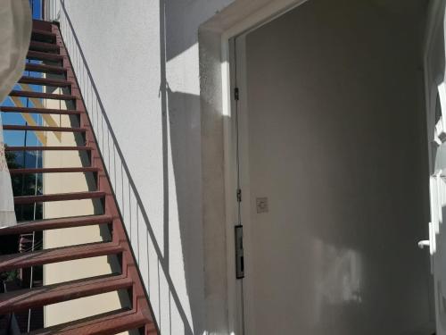 Una escalera que conduce a una habitación con puerta en Apartment Park Marjan, en Split